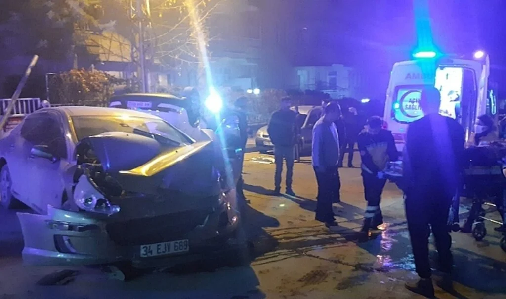 Kavşakta kaza:2 yaralı
