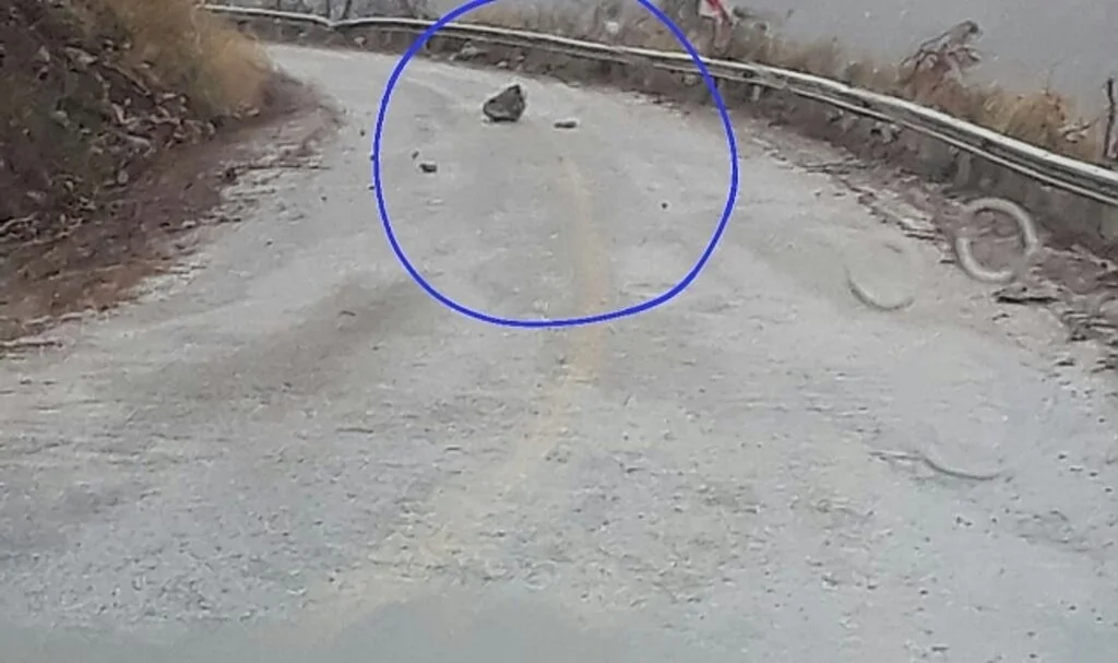 Kayanın altında kalmaktan son anda kurtuldular