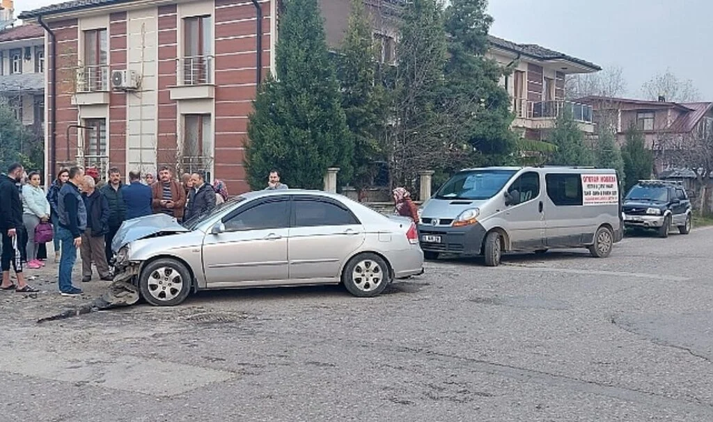 Kazada savrulan otomobil, babaanne ve toruna çarptı: 1 ölü 1 yaralı