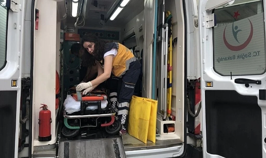 Kestiği Ağacın Altında Kalarak Ağır Yaralandı