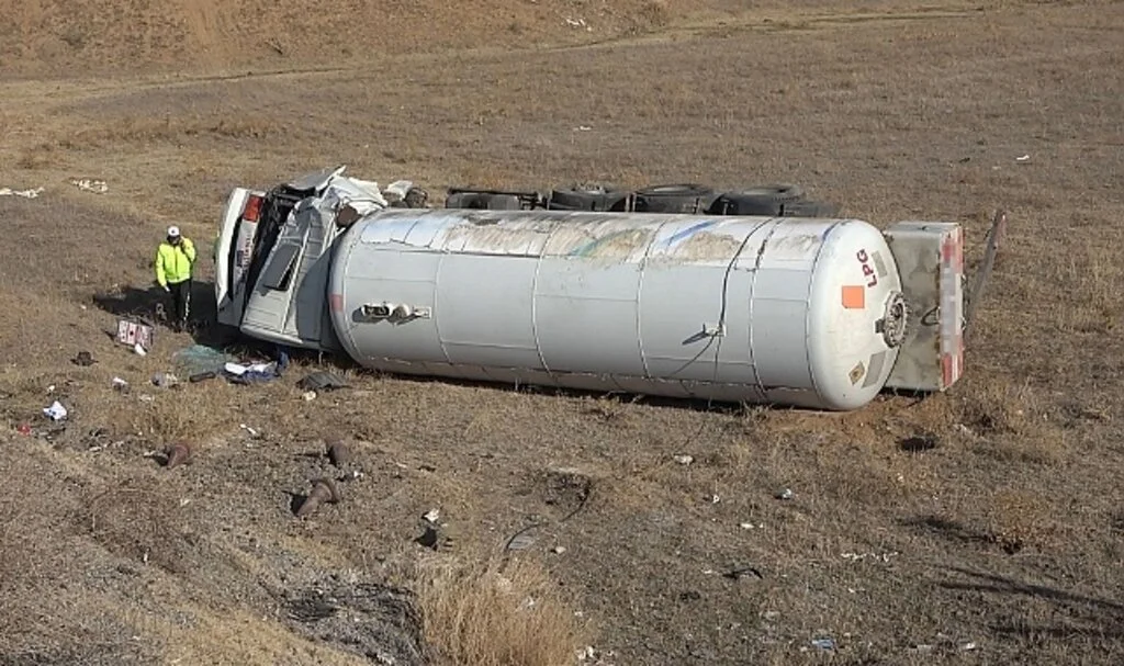 Kırıkkale'de LPG yüklü tanker devrildi: Sürücü hayatını kaybetti