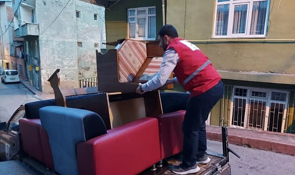 Kızılay'dan evi yanan  aileye yardım eli 