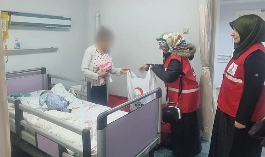 Kızılay’dan Yeni Doğum Yapmış Annelere “Sevgi Bohçası”