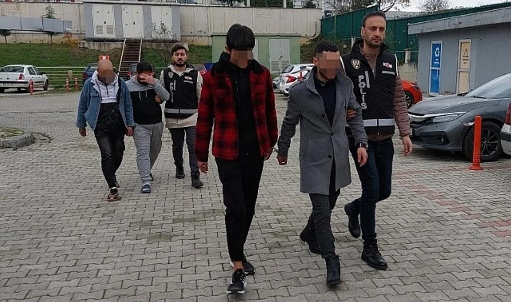 KOM Polisi Sahte Para ve Uyuşturucu Ele Geçirdi: 5 Gözaltı