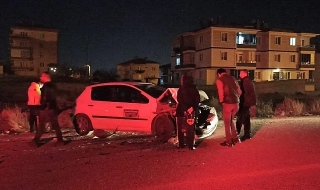 Kontrolden çıkan araç park halindeki otomobile çarptı: 2 yaralı