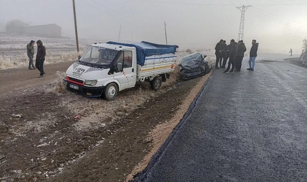 Kontrolden çıkan kamyonete otomobil arkadan çarptı