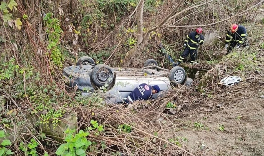 Kontrolden çıkan otomobil şarampole devrildi: 3 yaralı