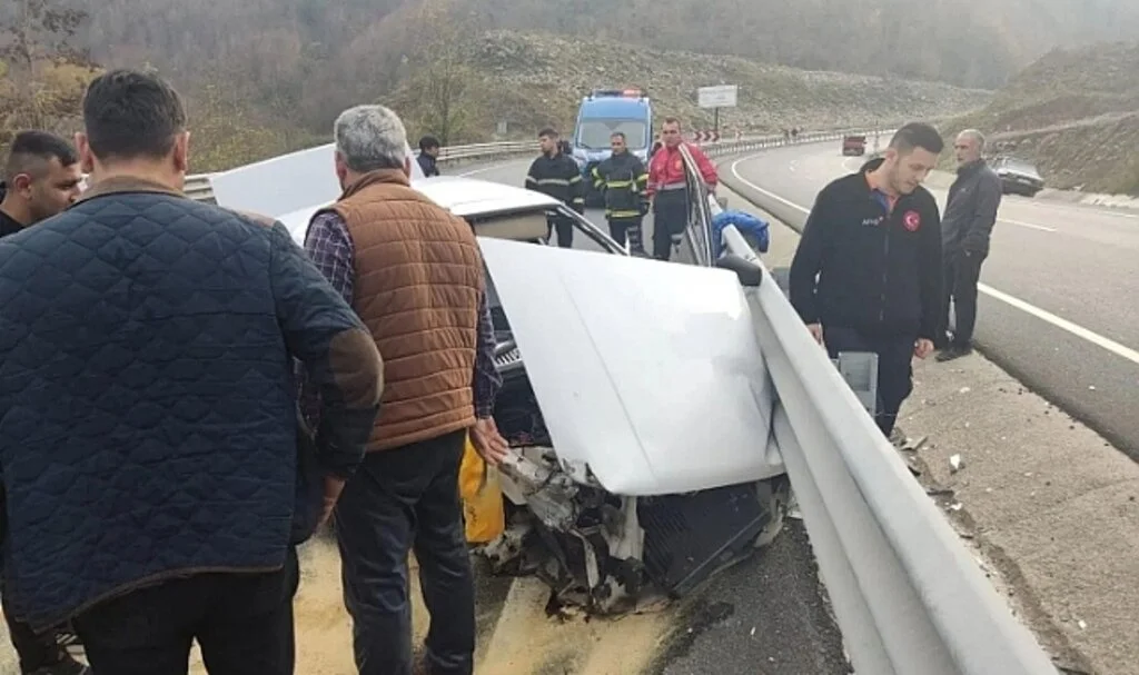 Kontrolünü kaybeden sürücü bariyerlere çarparak durabildi