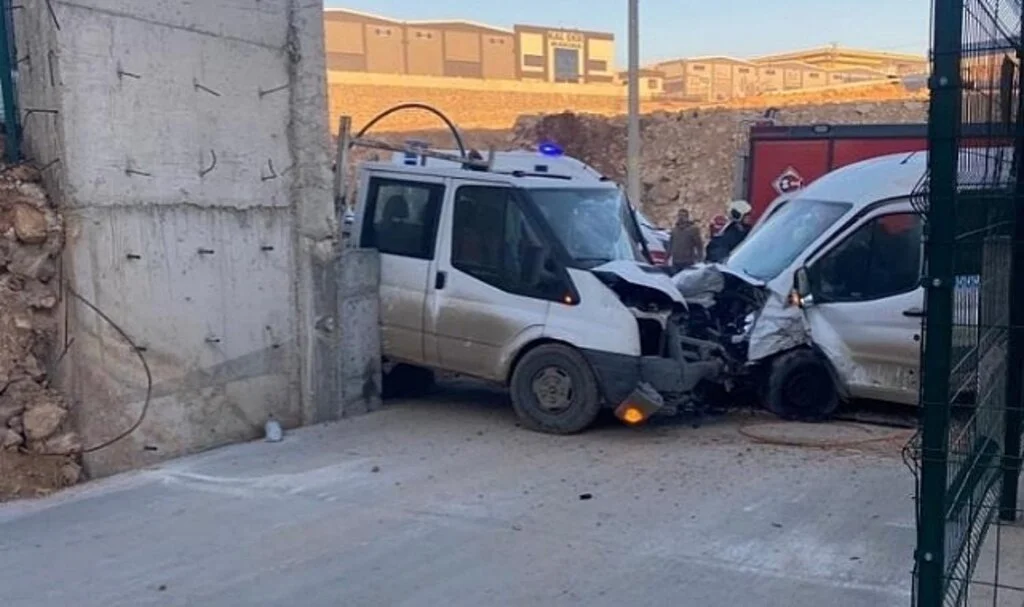 Köpeklere Çarpmamak İçin Manevra Yapan İşçi Servisi Faciaya Neden Oldu: 2 Ölü, 3 Yaralı