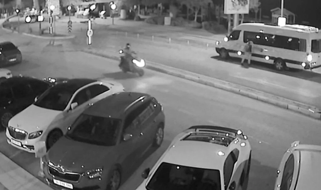 Kuşadası’nda otomobilin kurşunlanması güvenlik kamerasına yansıdı
