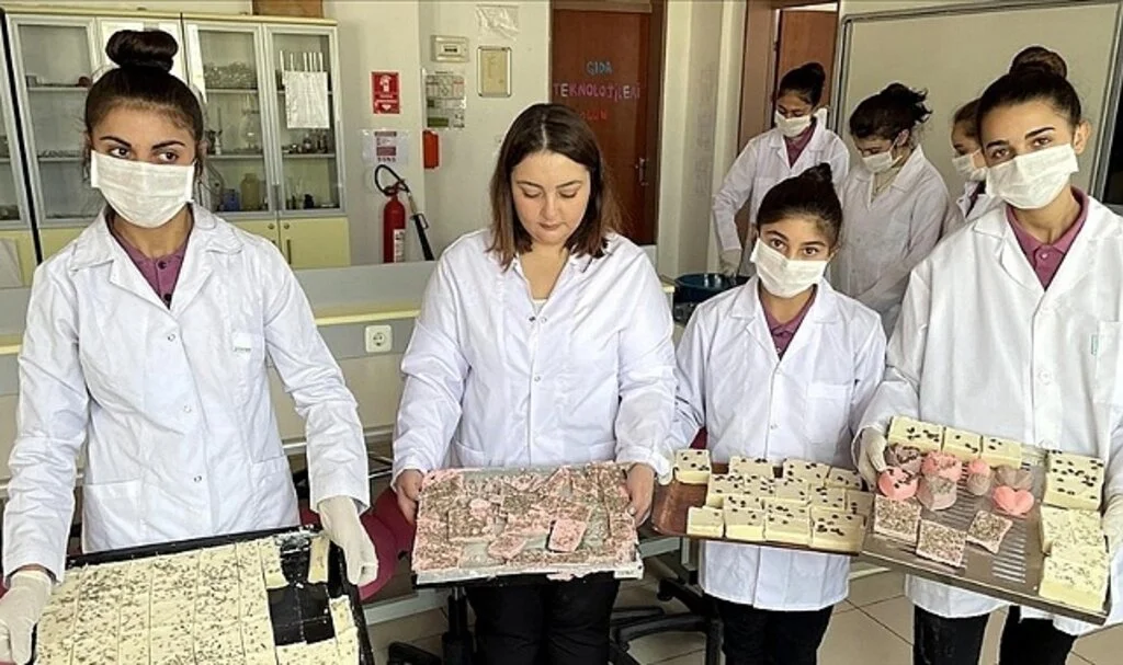 Lise Öğrencileri Atık Yağları Hijyen Malzemesine Dönüştürüyor