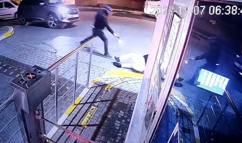 Lüks site önünde kanlı hesaplaşma kamerada