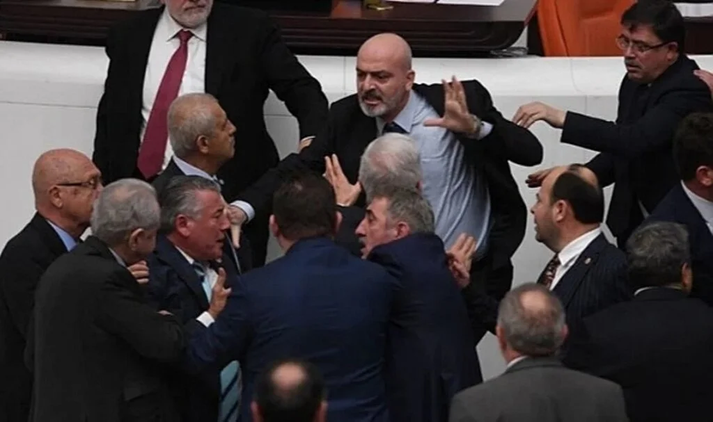 Meclis'teki yumruklu saldırı sonrası AK Parti'den ilk açıklama