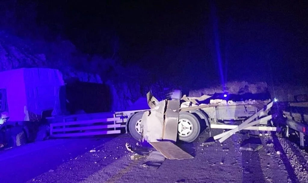 Mersin'de kontrolden çıkan kamyon kaza yaptı 1 ölü 2 yaralı