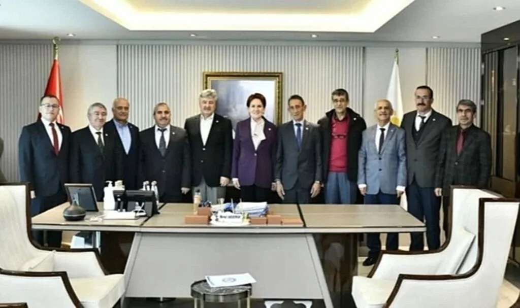 MHP Eski İl Başkanı ve 4 BBP’li Belediye Meclis Üyesi İYİ Parti'ye Geçti