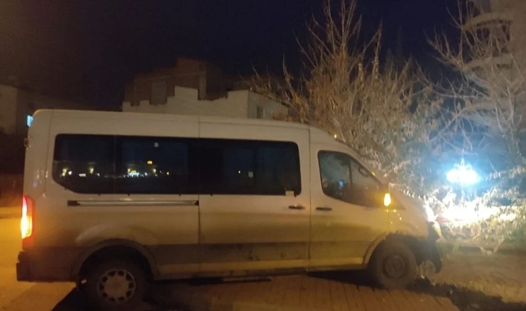 Minibüs ile hafif ticari araç çarpıştı: 1 yaralı