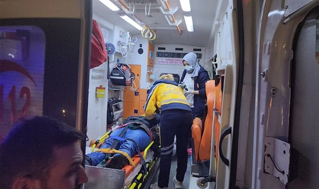 Minibüs kazasında yaralanan 2’si ağır 14 kişinin tedavisi sürüyor