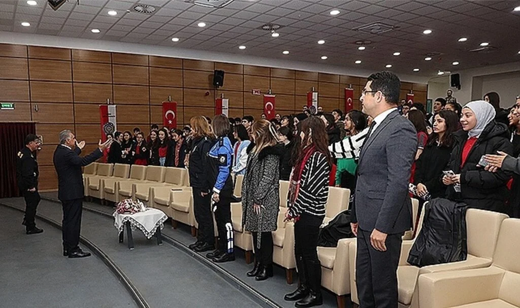 Müdür Urhal'dan Öğrencilere Spor Tavsiyesi 