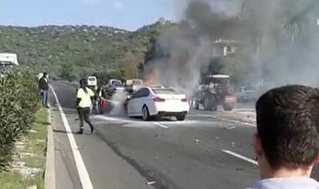 Muğla'da Bariyerlere Çarpan Otomobil Alev Aldı