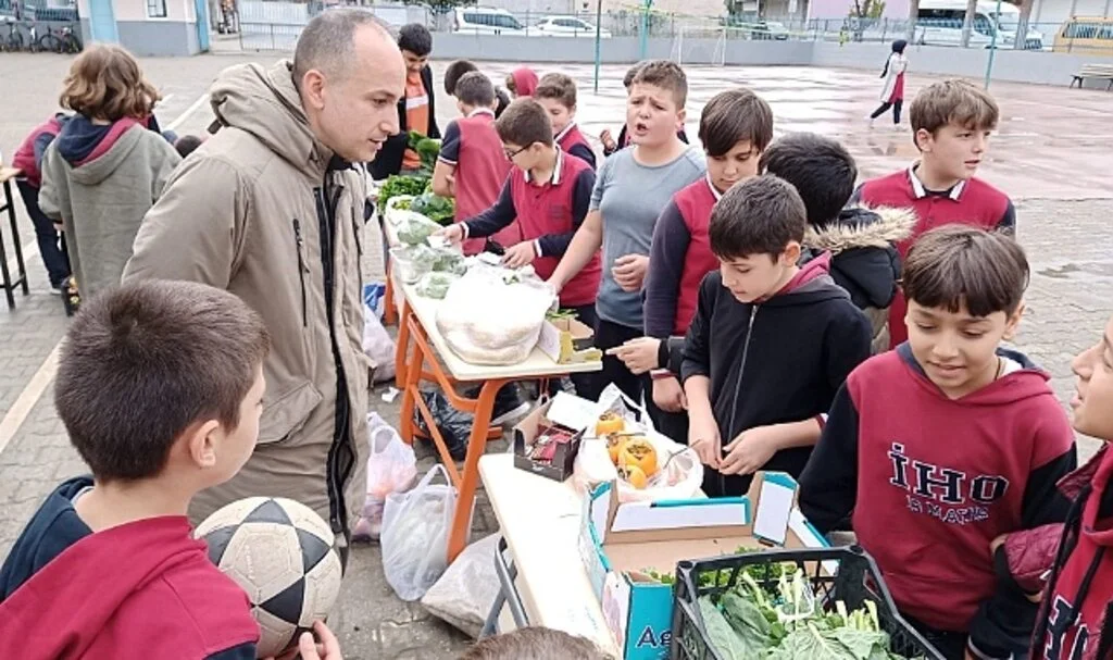 Öğrencilerden  yöresel pazar etkinliği 