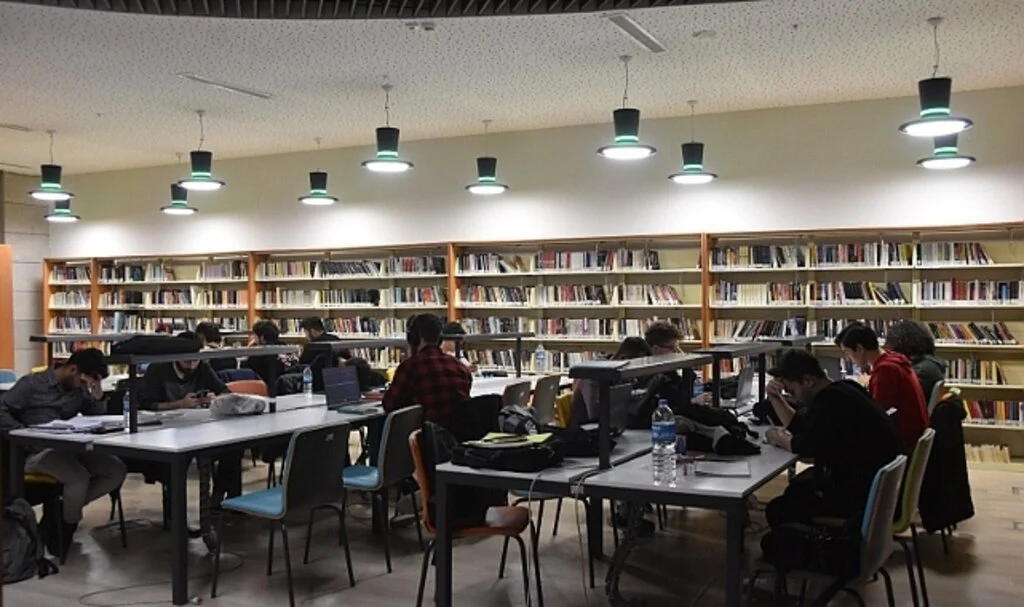 Okumayı sevenlerin  adresi OMÜ Kütüphanesi 