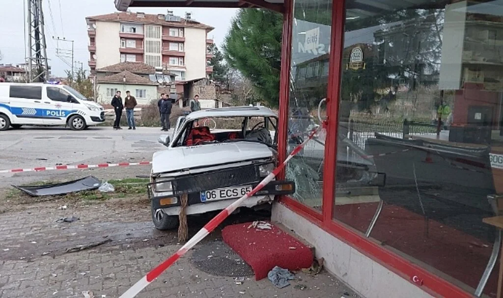 Önce Araca Sonra Dükkana Çarptı 