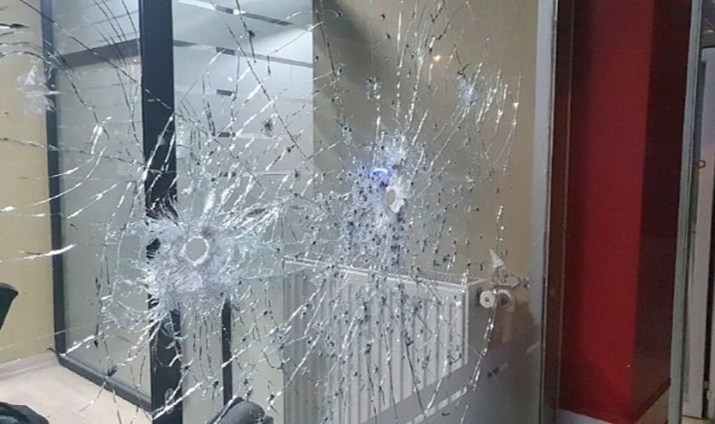 Önüne çıkan iş yerlerine kurşun yağdırdı