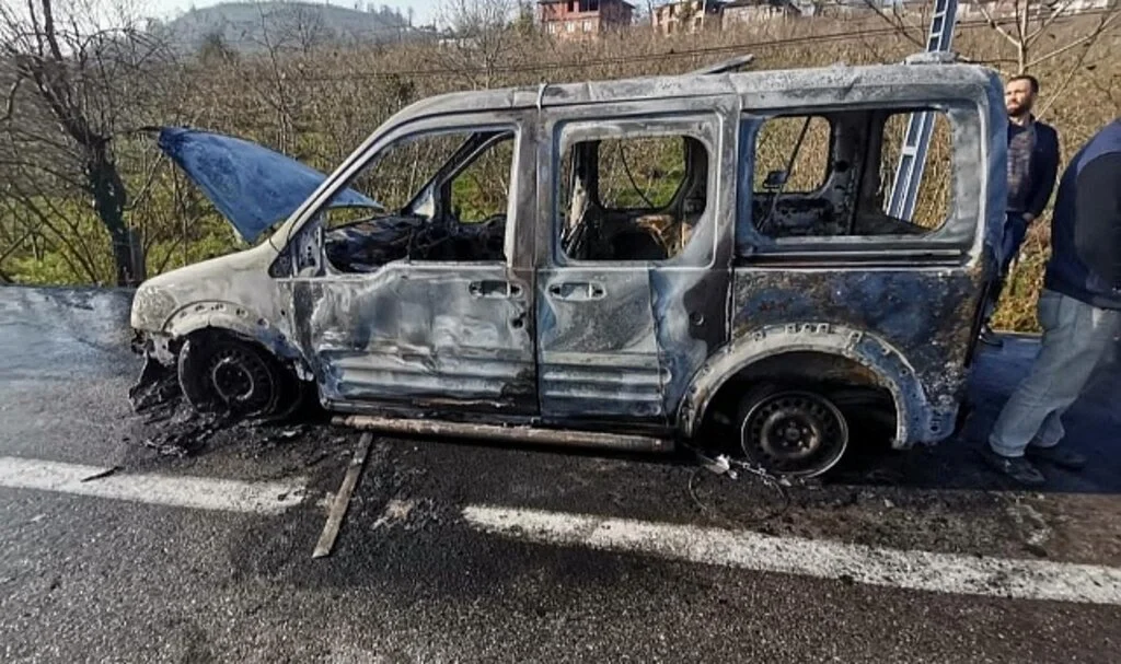 Ordu'da seyir halindeki araç yandı