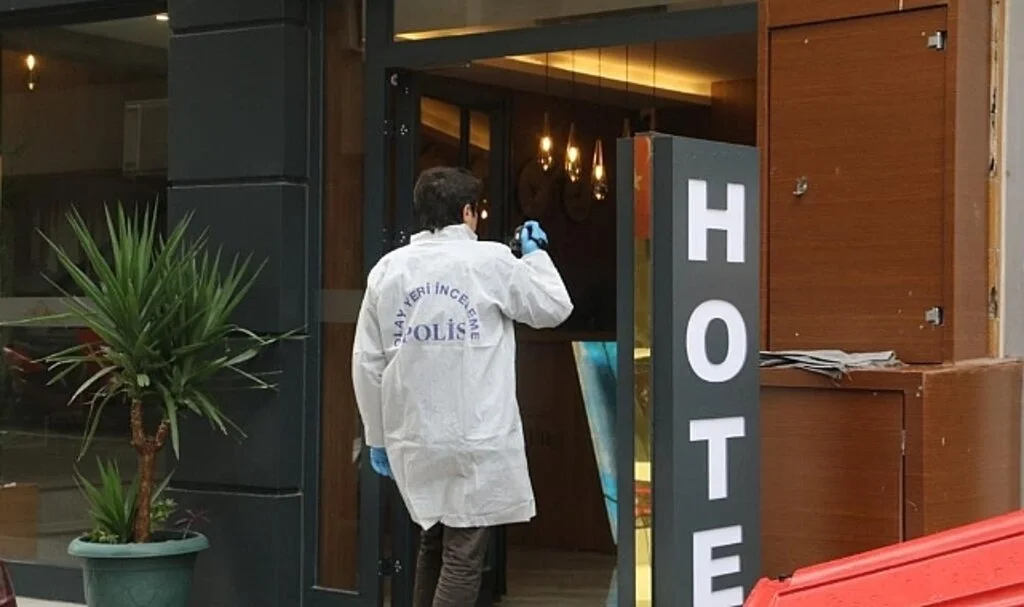 Otel Odasında Başına Ateş Edilmiş Halde Ölü Bulundu