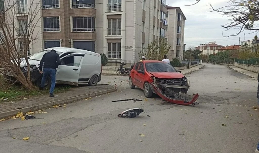 Otomobil İle Hafif Ticari Araç Çarpıştı: 1 Yaralı