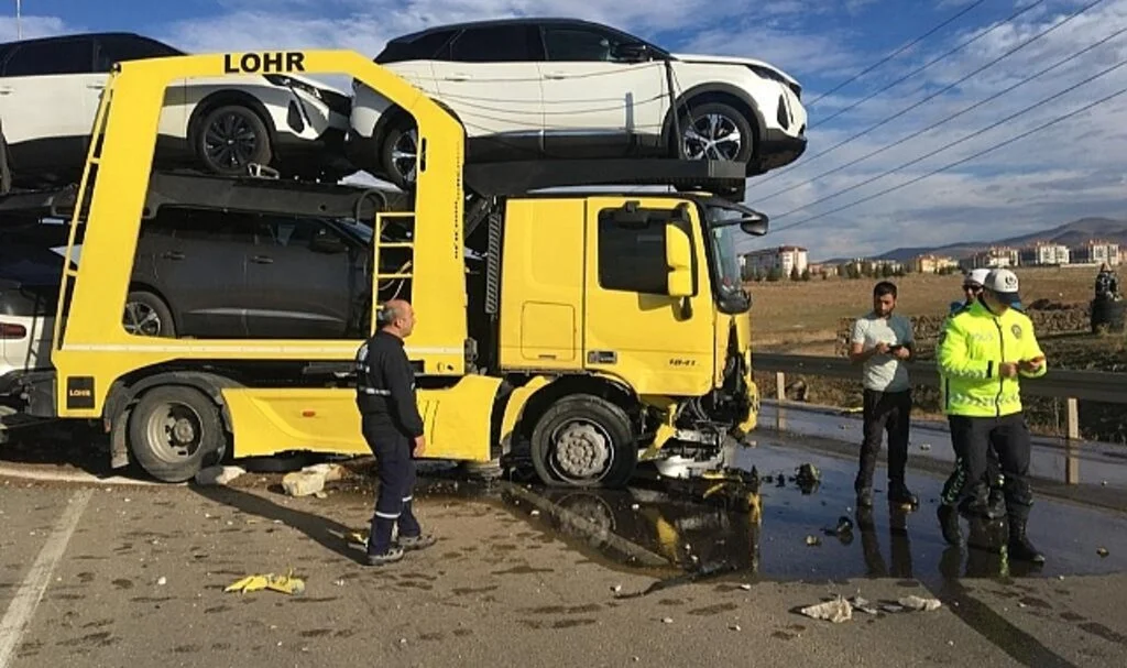 Otomobil ile treyler çarpıştı