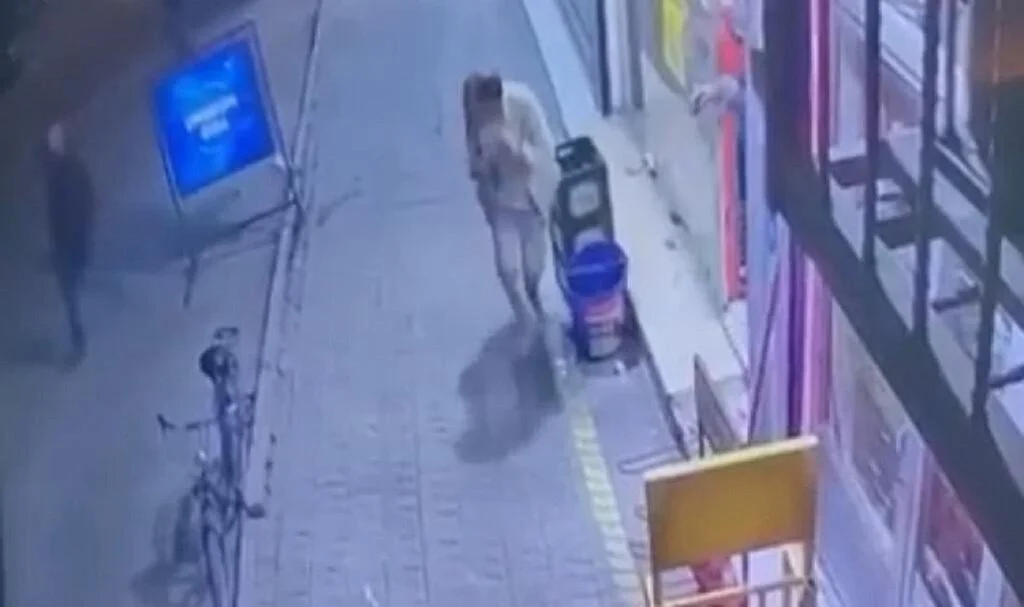 Otomobille gelip iş yerine ateş ettiler