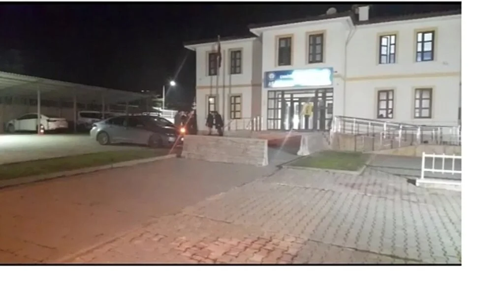 ÖZTÜRK YILMAZ’A YÖNELİK BIÇAKLI SALDIRININ ŞÜPHELİSİ SERHAT K., ANKARA POLİSİNE TESLİM EDİLDİ
