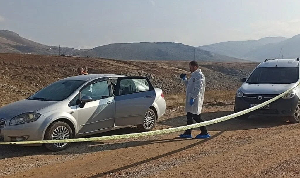 Park halindeki araçta ceset bulundu