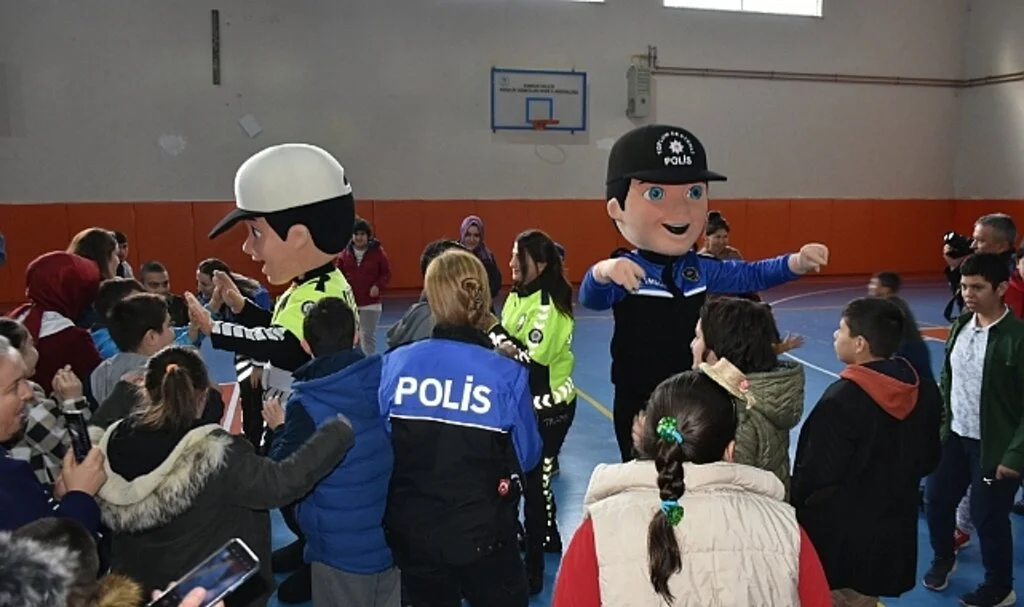 Polis maskotu "Kanka" ve "Şahin" özel çocuklarla halk oyunları oynadı