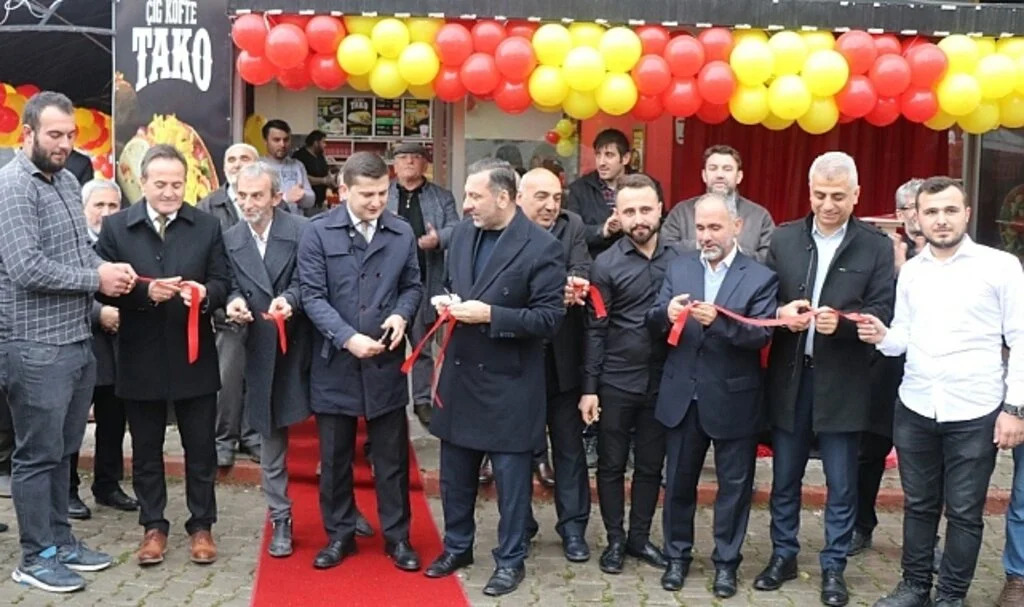 Protokol üyeleri  iş yeri açılışında 