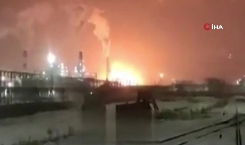 Rusya'da Petrol Tesisinde Yangın: 2 Ölü, 4 Yaralı