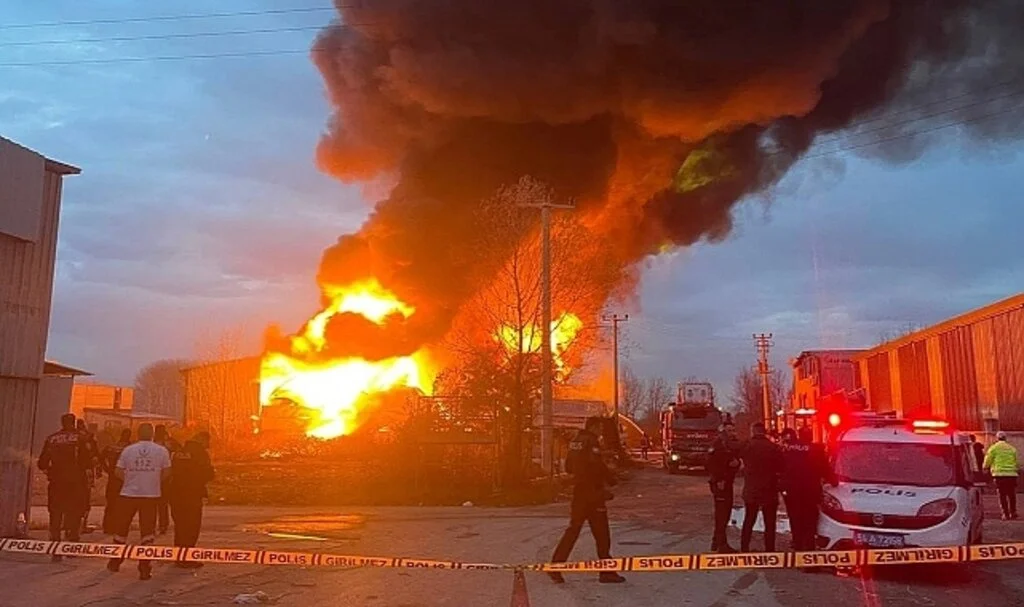 Sakarya'da mobilya deposunda korkutan yangın 