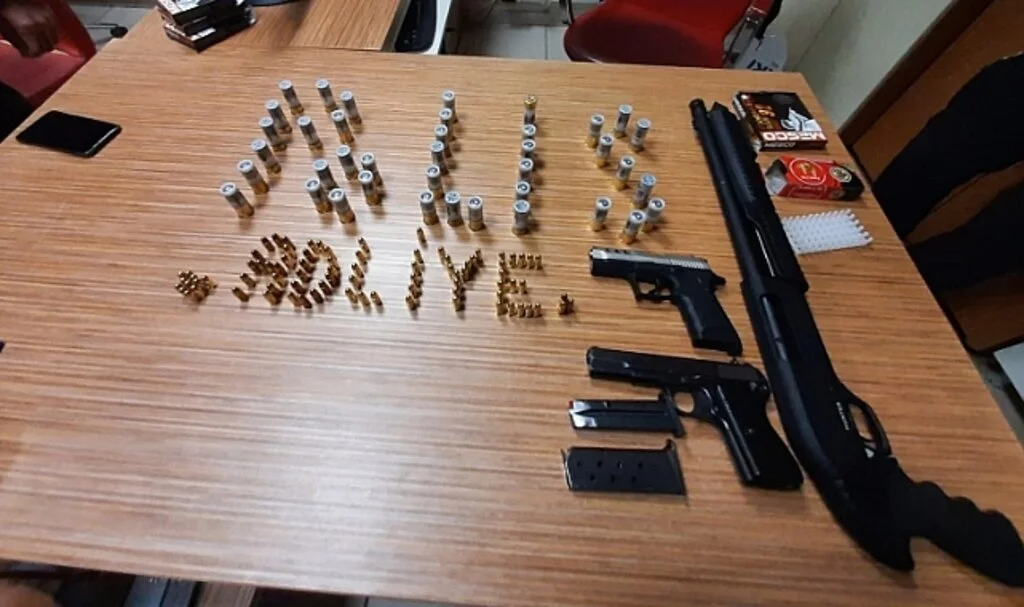Samsun'da Adliye Otoparkında Araçtan Silahlar Çıktı 
