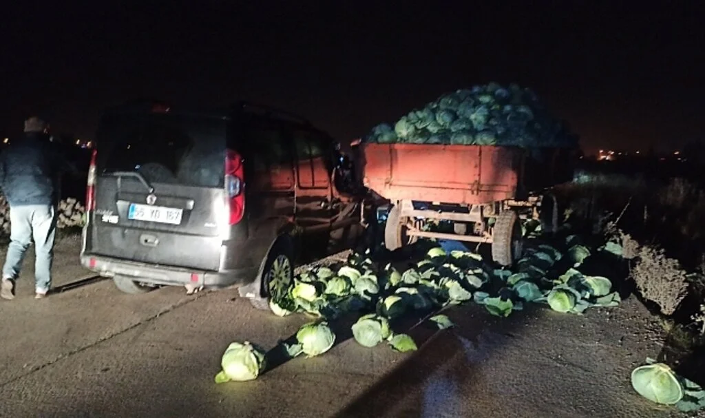 Samsun'da Hafif Ticari Araç Lahana Yüklü Römorka Çarptı: 2 Yaralı