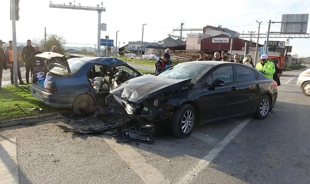 Samsun'da İki Otomobil Çarpıştı 5 Yaralı