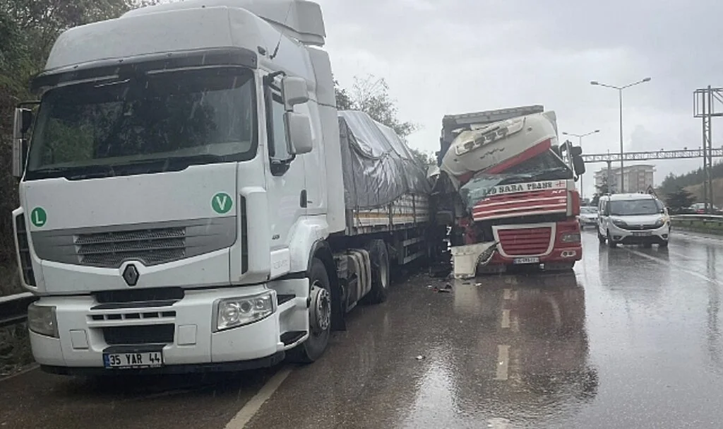 Samsun'da iki tırın çarpıştığı kazada 1 kişi yaralandı