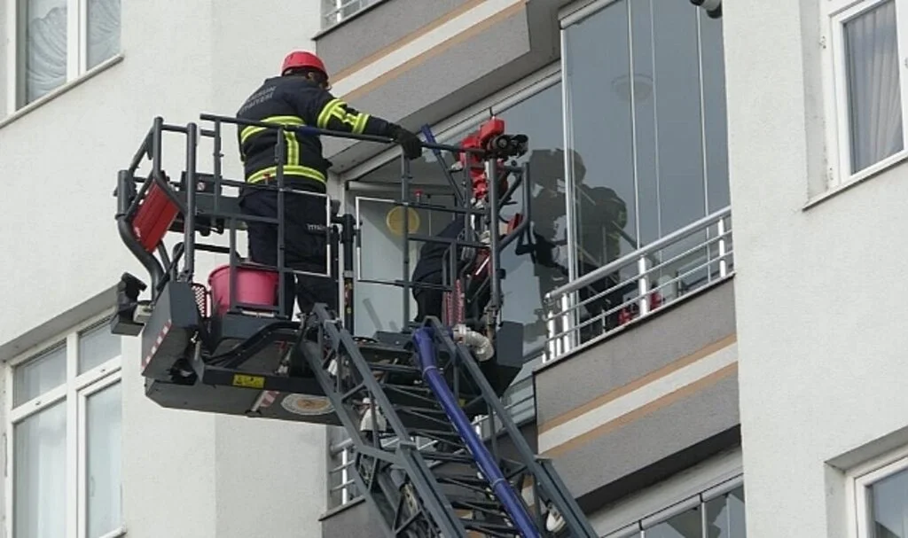 Samsun'da Kırılan Balkon Camları Tehlike Saçtı