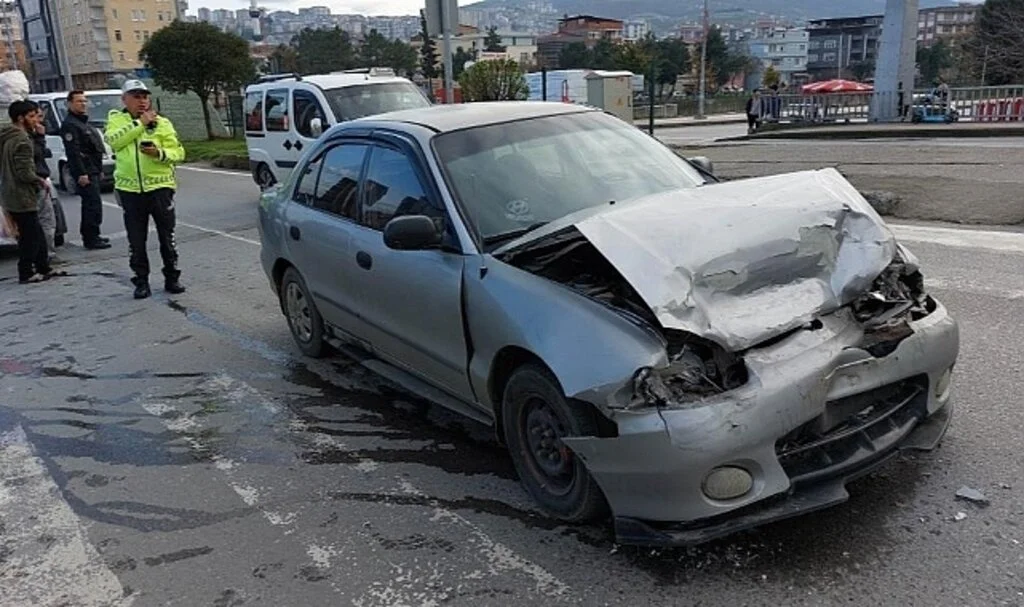 Samsun'da Köpeğe Çarpmamak İçin Yavaşlayan Araca Otomobil Çarptı: 3 Yaralı