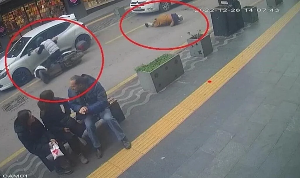 Samsun'da Motosikletin Kadına Çarpma Anı Kamerada