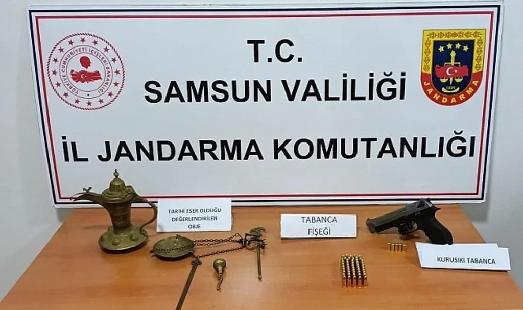Samsun'da Odunluğa Gizlenmiş Tarihi İbrik İle Objeler Ele Geçirildi