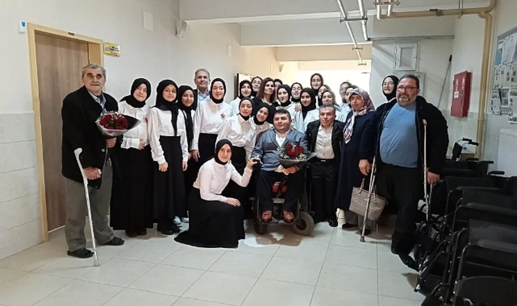 Samsun'da öğretmen ve öğrencilerin aldığı tekerlekli sandalyeler engellilere dağıtıldı