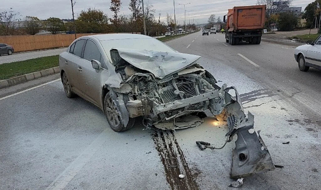 Samsun'da Tıra Arkadan Çarpan Otomobiilin Sürücüsü Öümden Döndü