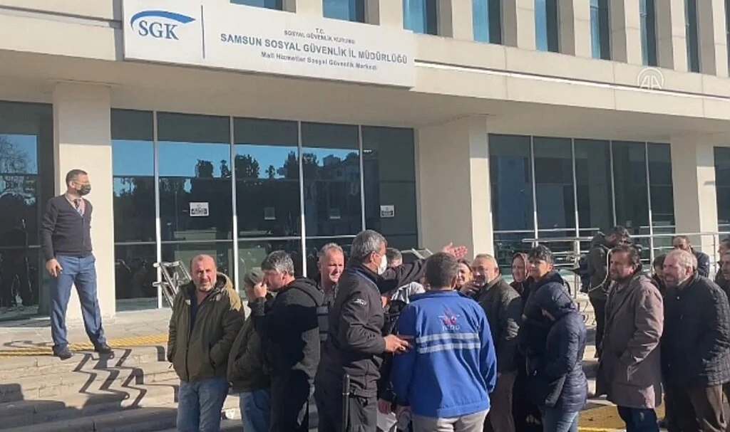 Samsun, Kastamonu ve Tokat'ta EYT'li Vatandaşlar SGK Önünde Yoğunluk