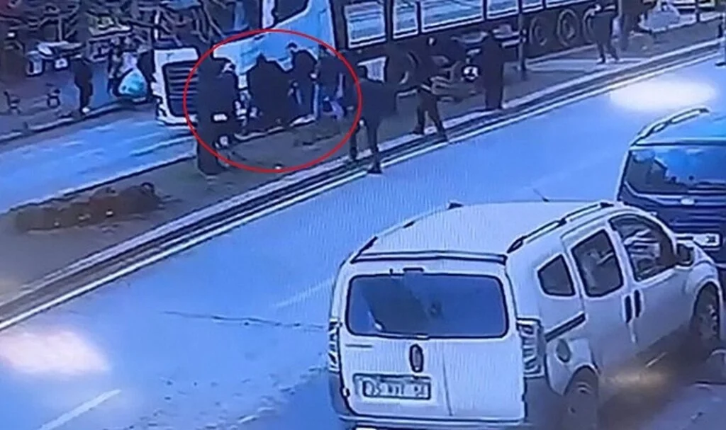 Sancaktepe’de feci Kaza: Yaşlı Kadın Tırın Altında Kalarak Hayatını Kaybetti